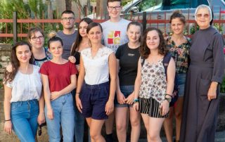 Schwester Gratias mit albanischen Studenten und dem Junge Leute Helfen Team