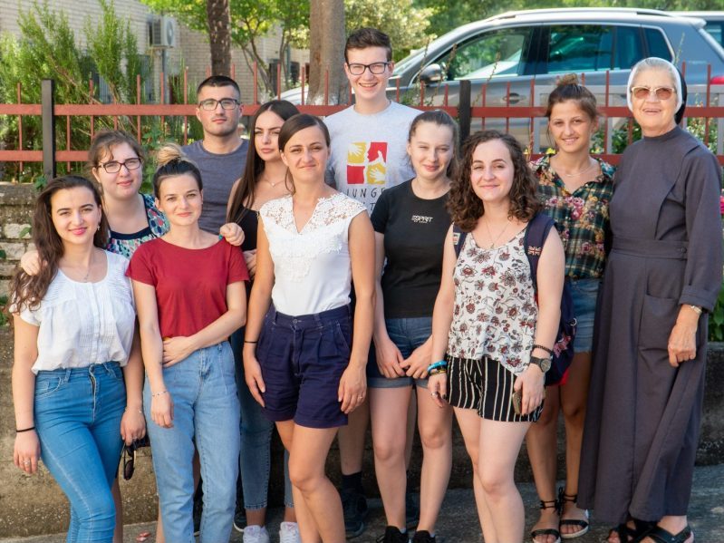 Schwester Gratias mit albanischen Studenten und dem Junge Leute Helfen Team