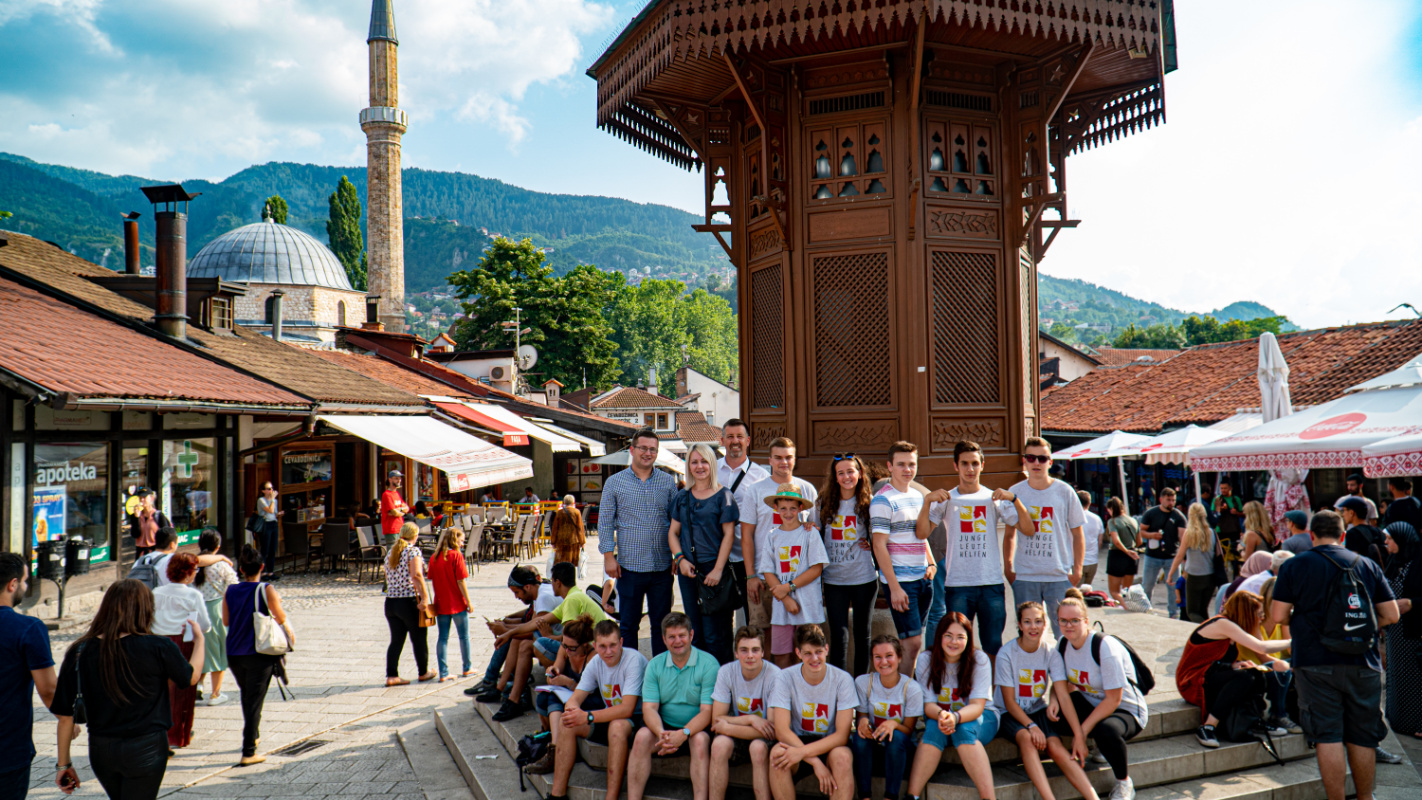 Junge Leute Helfen auf Balkanfahrt, Arme, Besuch, Sightseeing, Jugendliche, Albanien, Landschaft, Stadt, Minarett, Touristen, Hilfe, Not