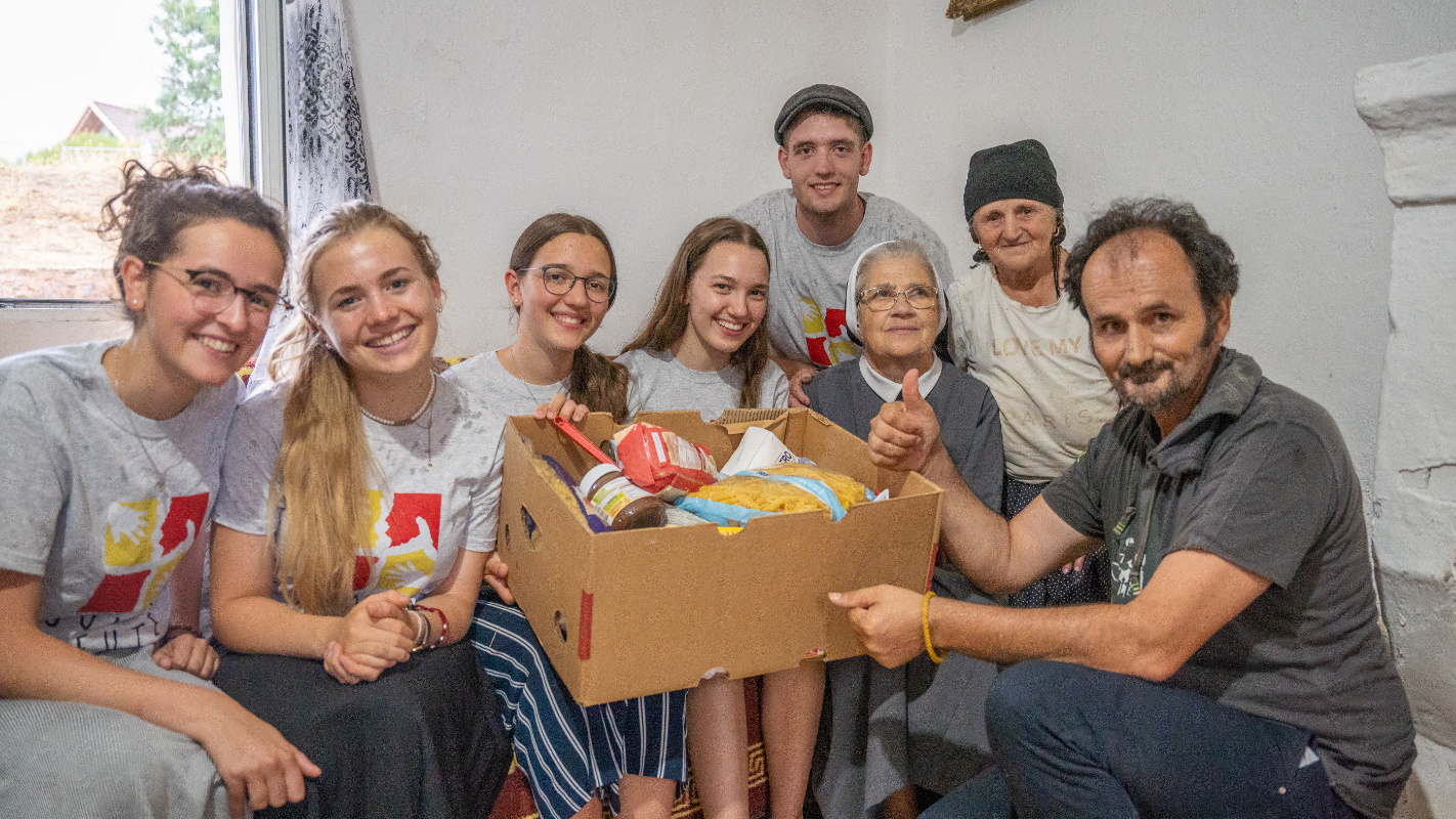 Junge Leute Helfen auf Balkanfahrt, Arme bekommen ein Hilfspaket, Schwester Gratias, Besuch, Jugendliche, Albanien, Hilfe, Not