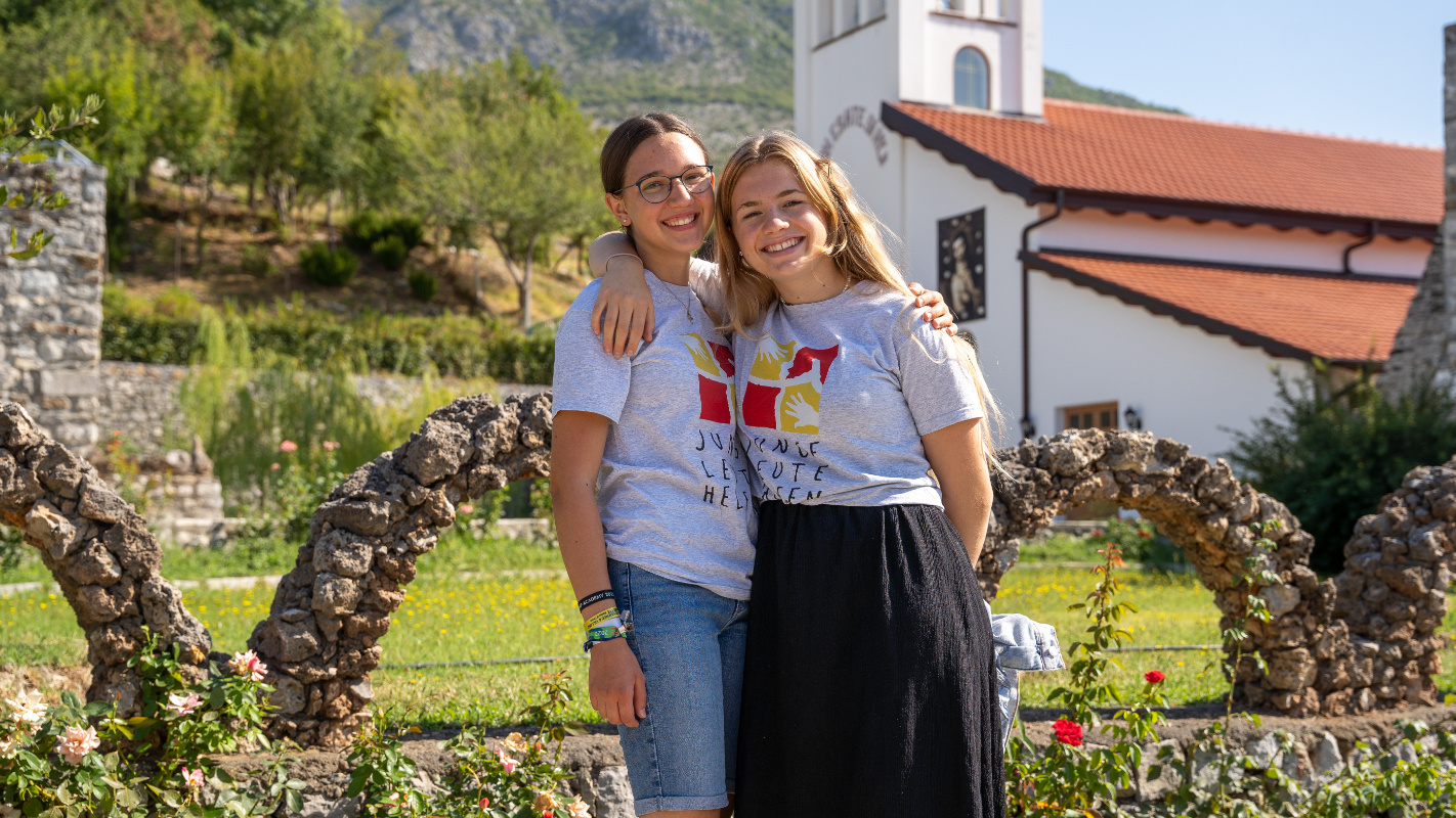 Junge Leute Helfen auf Balkanfahrt, Arme, Besuch, Jugendliche, Albanien, Landschaft, Kloster mit Kirche, zwei Mädchen umarmen sich, Hilfe, Not